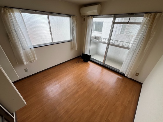 居室・リビング　※他号室の写真です