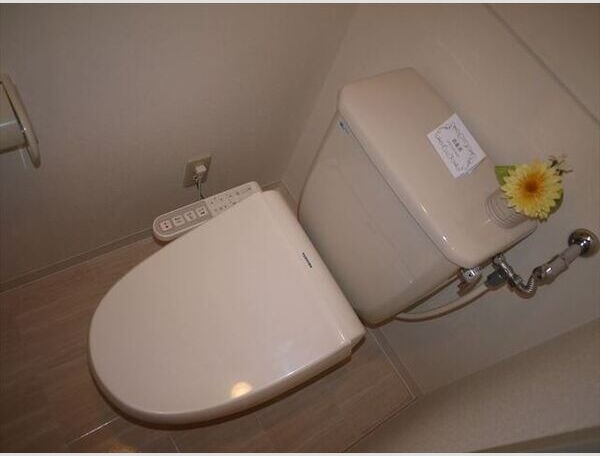 トイレ　嬉しいウォシュレット付きのトイレ！便座温かいですよ♪
