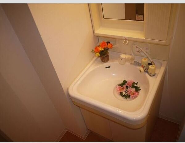 洗面設備　朝の身支度に便利な洗面台です♪