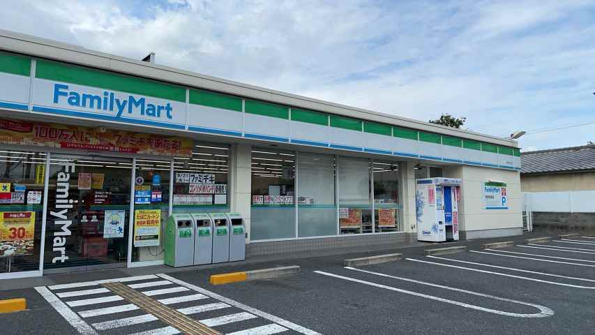 コンビニ　ファミリーマート（コンビニ）まで368m