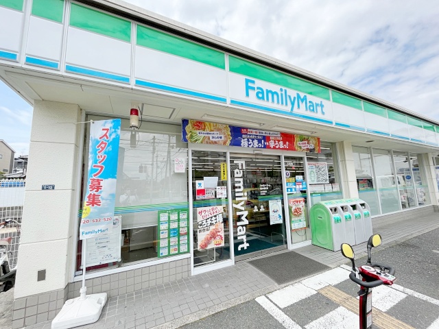 コンビニ　ファミリーマート豊中旭丘店（コンビニ）まで368m