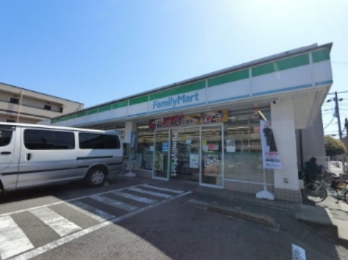 コンビニ　ファミリーマート 南行徳三丁目店（コンビニ）まで562m