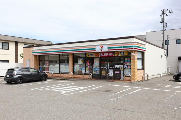 コンビニ　セブン－イレブン野々市二日市店（コンビニ）まで707m