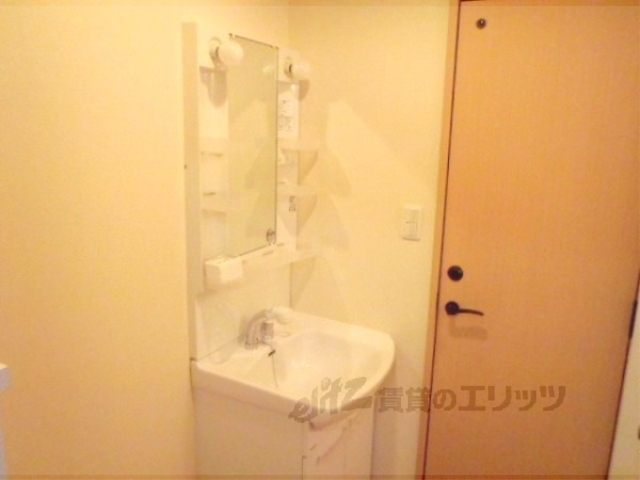 洗面設備　綺麗な独立洗面台付き