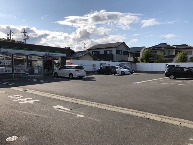 コンビニ　ファミリーマート（コンビニ）まで220m