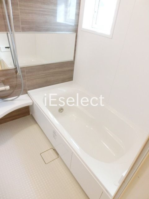 バス・シャワールーム　広々、追い焚き機能付きのお風呂