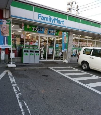 コンビニ　ファミリーマート中戸次店（コンビニ）まで876m