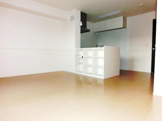 居室・リビング　バルコニーから見た居室