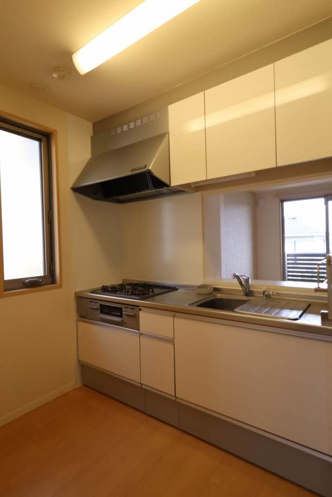 キッチン　ガスコンロ３口ついたシステムキッチンです。