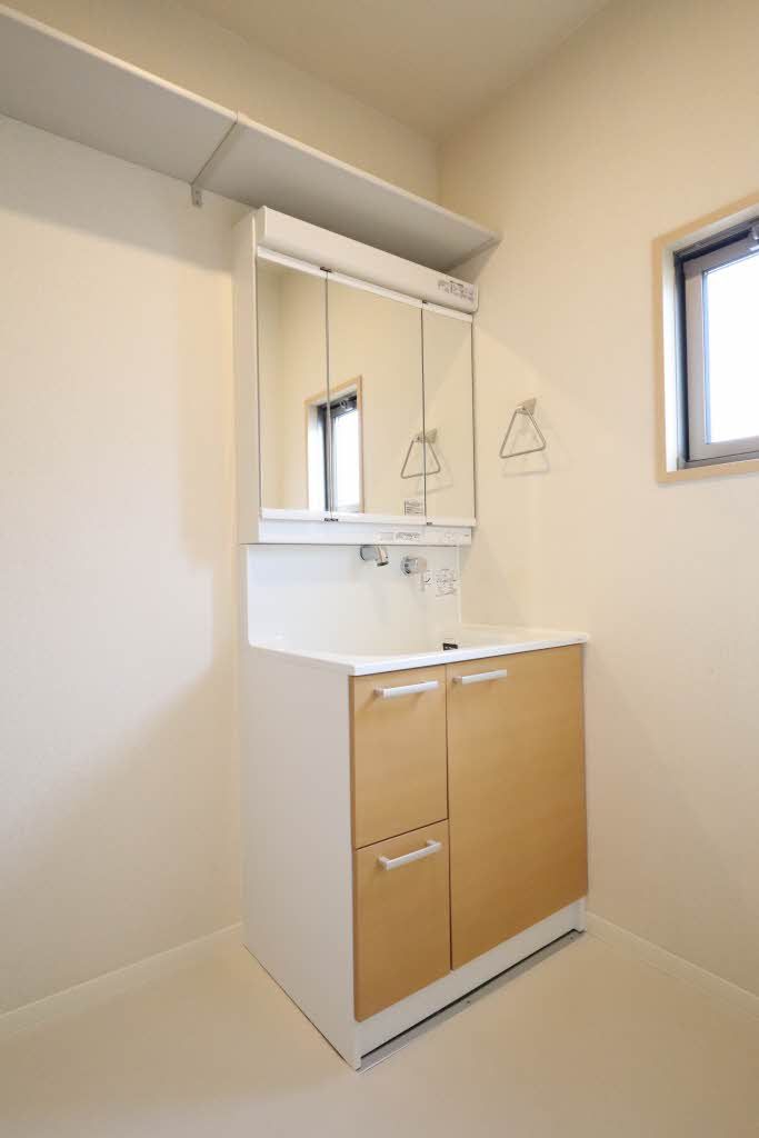 洗面設備　【サニタリー】三面鏡タイプのシャンプードレッサー・収納も充…