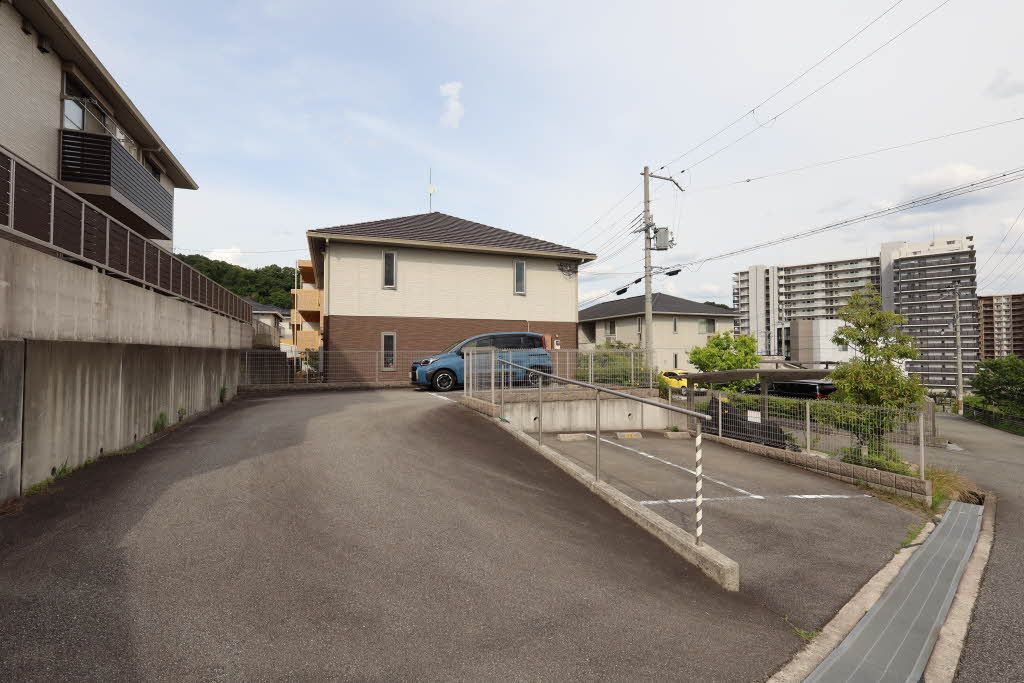 建物外観　敷地内駐車場
