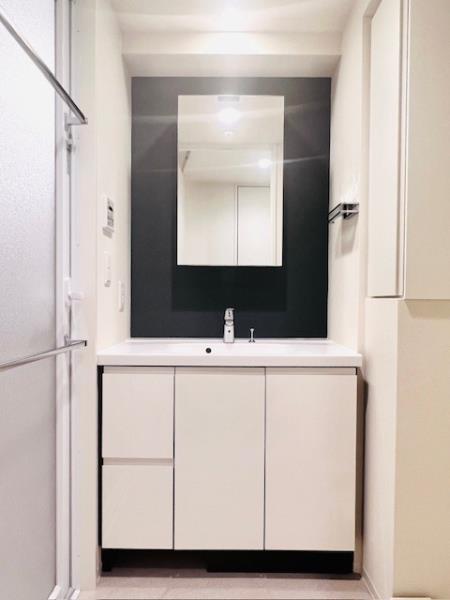 洗面設備　明るい洗面所です