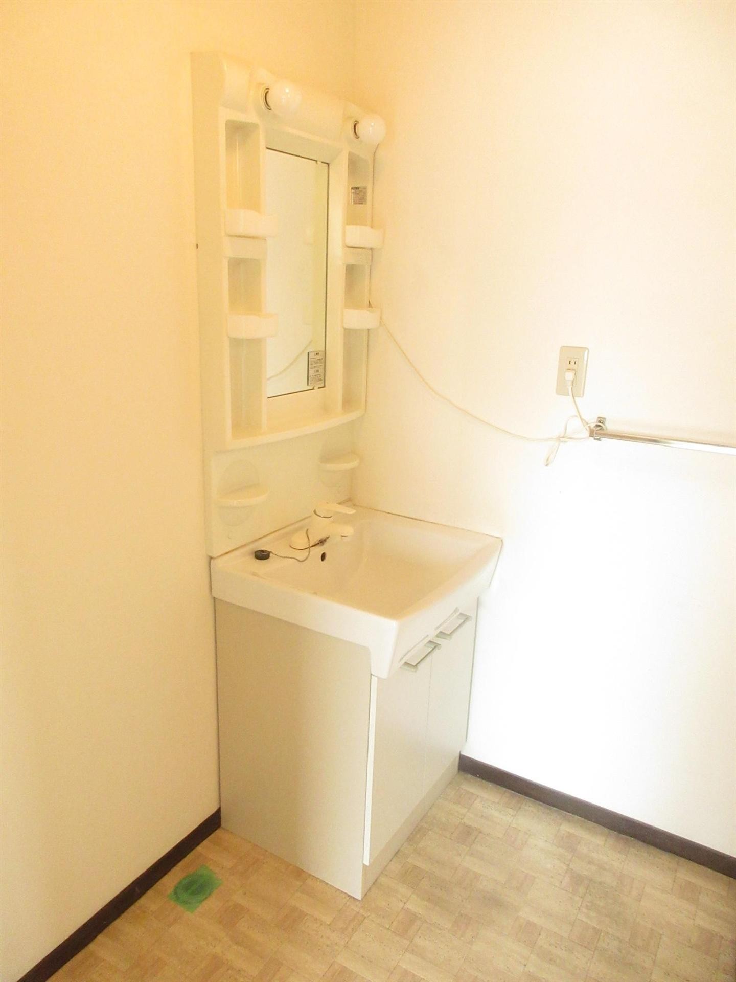 洗面設備　身支度に欠かせない独立洗面台です