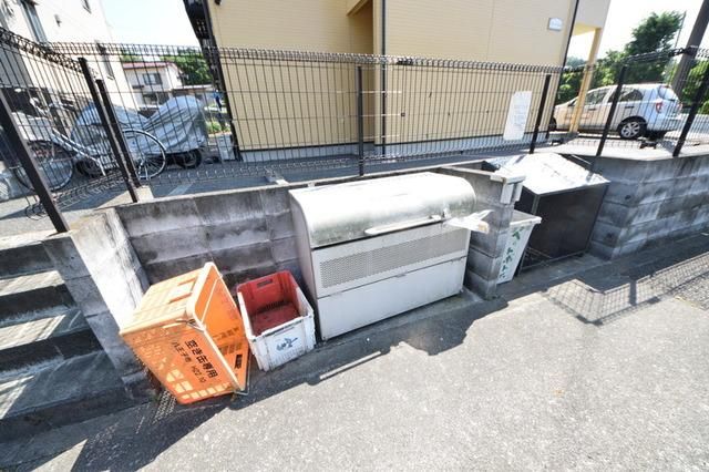 エントランス　敷地内ゴミ置き場