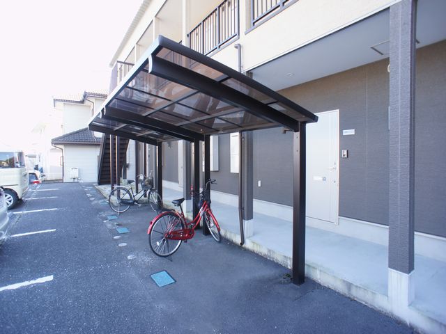 その他共有部分　屋根付きの駐輪場があります♪