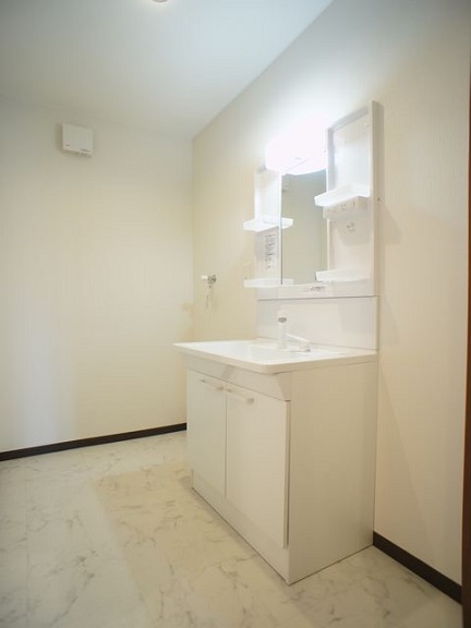 洗面設備　洗髪洗面化粧台と洗濯機置き場があります♪