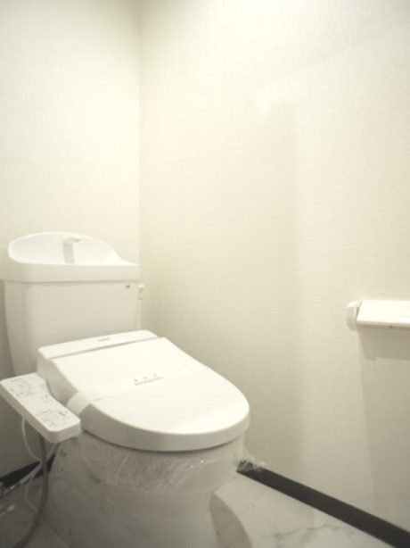 トイレ　温水洗浄暖房便座機能付きです♪