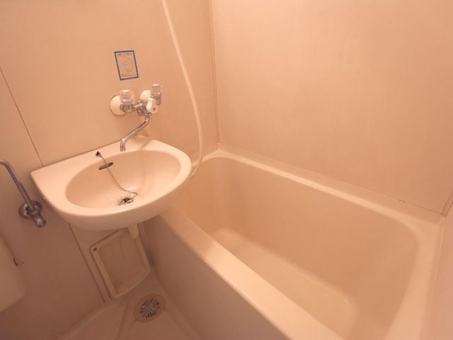 バス・シャワールーム　三点ユニットでございます