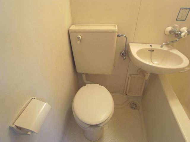 トイレ　お風呂とトイレ洗面が一緒のタイプとなっています