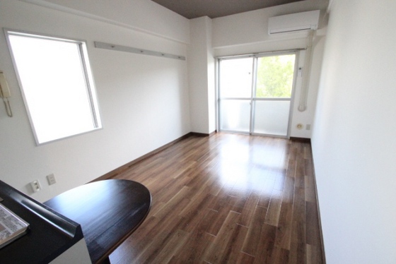 居室・リビング　※他号室の写真です