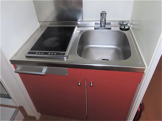 キッチン　2口の電気コンロまたはIHコンロとなります