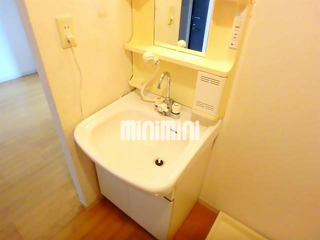 洗面設備　身支度に便利な独立洗面台です。