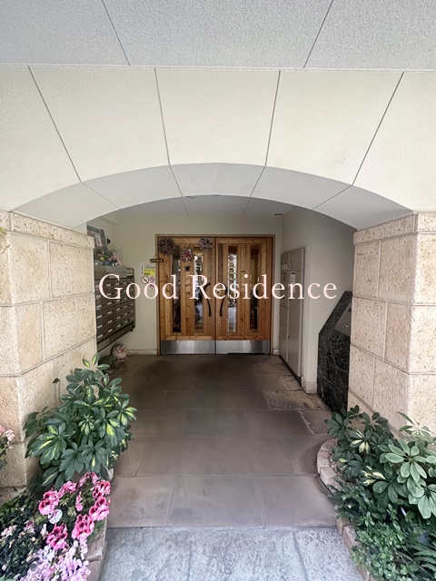 エントランス　【南国を想像させるキレイめ物件♪】おすすめ！！