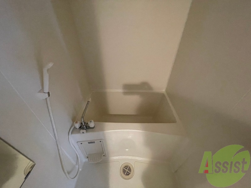 バス・シャワールーム　こちらはバスルームになります。ゆったりくつろげそうです。