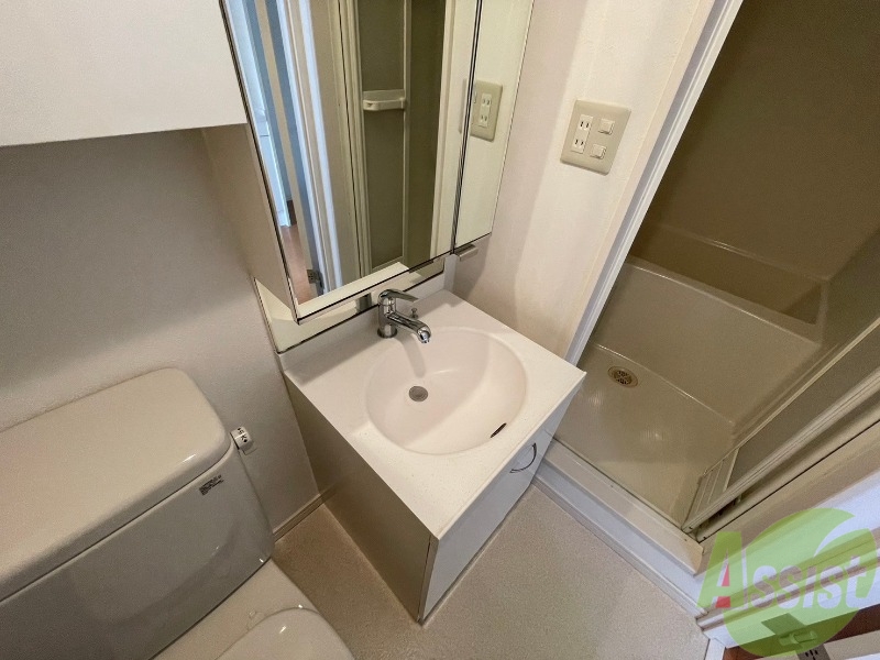 洗面設備　こちらは洗面台になります。鏡も大きくて使い勝手良さそうです。
