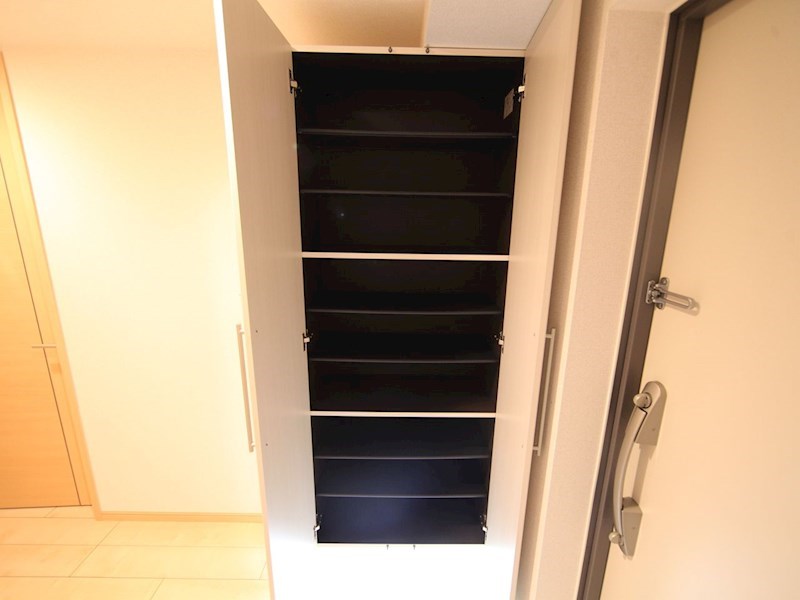 玄関　玄関　シューズボックス　姿見鏡付き（収納充実してます）