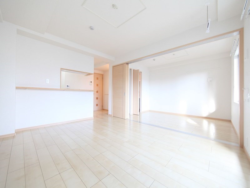 居室・リビング　ＬＤＫ14帖　洋室6.3帖　つなげても仕切っても使えます