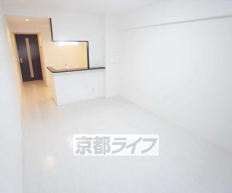 居室・リビング　白基調のリビングです