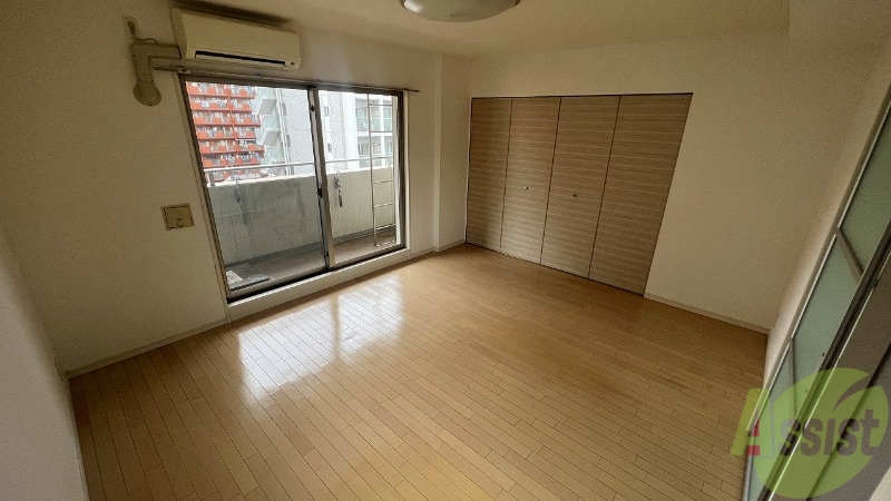 居室・リビング　２面窓が付いてるので明るいです。