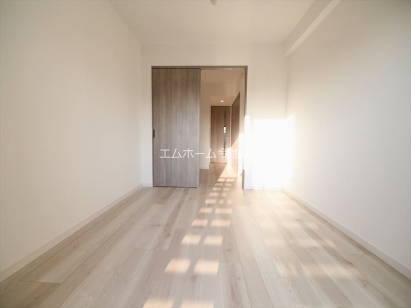 その他　洋室5.8帖　エアコン付　バルコニーに面しています