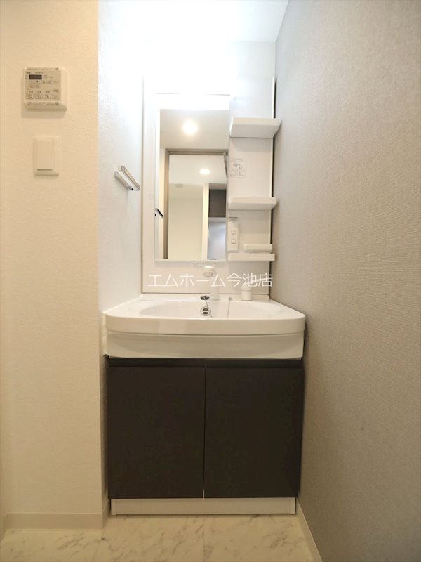 洗面設備　脱衣所　独立洗面台（シャンプードレッサー付）