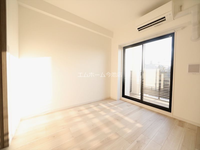 バルコニー　洋室5.8帖　エアコン付　バルコニーに面しています