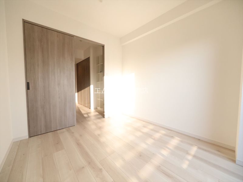 居室・リビング　洋室5.8帖　エアコン付　バルコニーに面しています