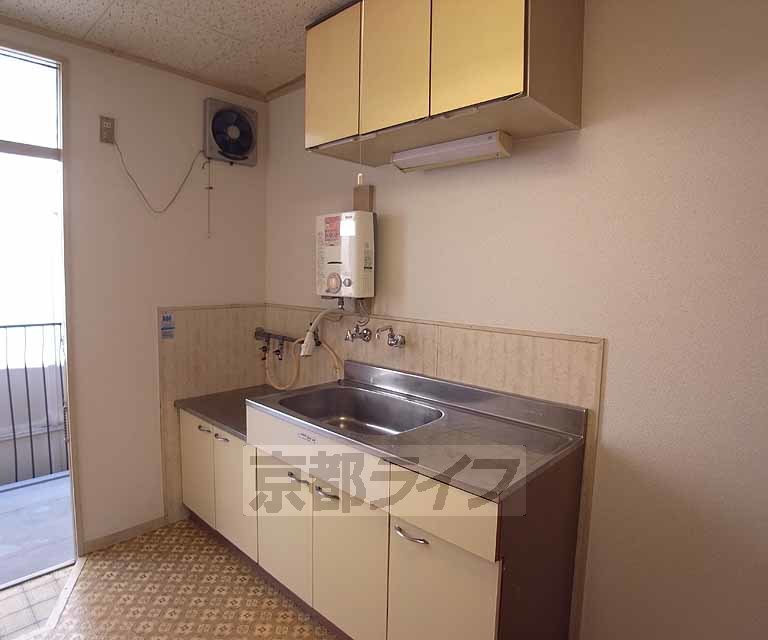 キッチン　昭和感漂うキッチンです。