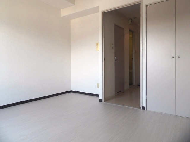 玄関　同物件、別居室