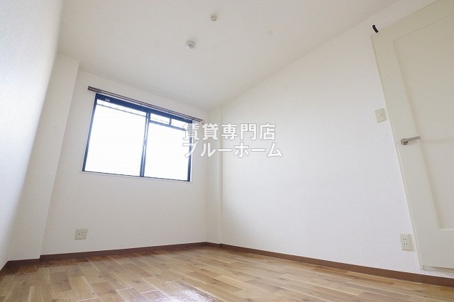 その他部屋・スペース　玄関すぐ横にある6帖の洋室！