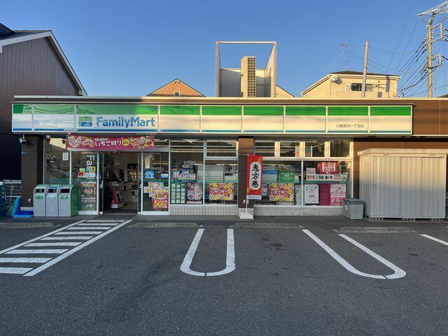 コンビニ　ファミリーマート（コンビニ）まで620m