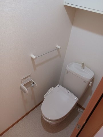 トイレ　落ち着いた色調のトイレです