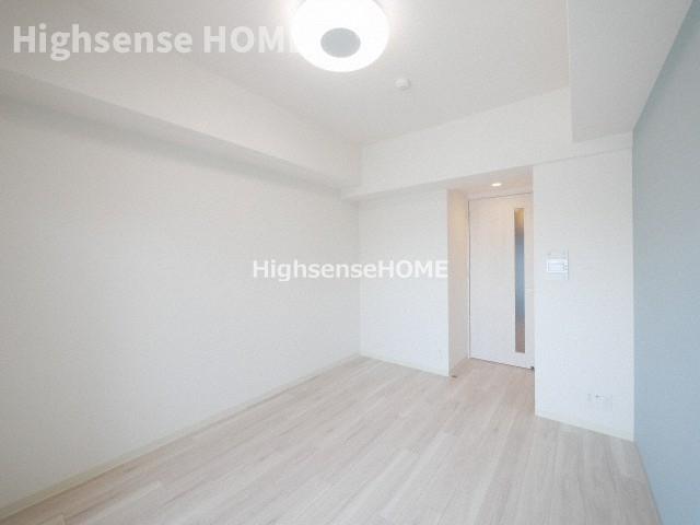 居室・リビング　落ち着いた色調の洋室です