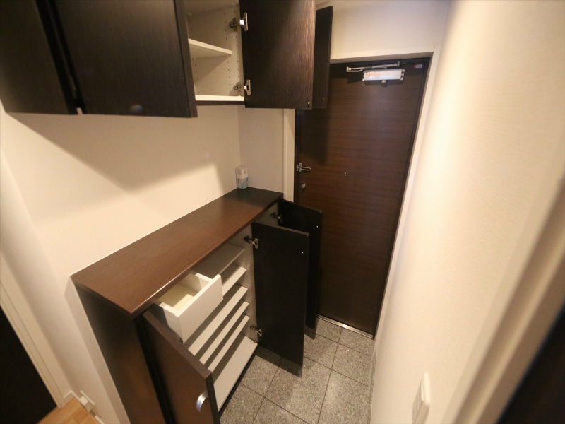 玄関　玄関　シューズボックス付（収納充実してます）