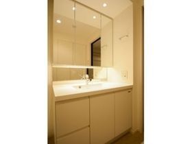 洗面設備　ゆったりとスペースのある洗面所