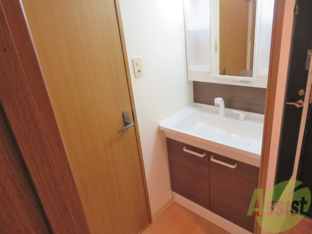 洗面設備　洗面台はこちら木目調がオシャレですねー。