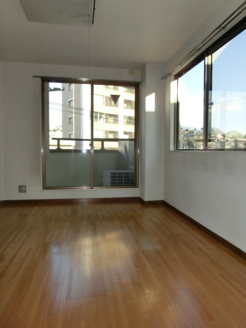 居室・リビング　大きい窓　明るい室内