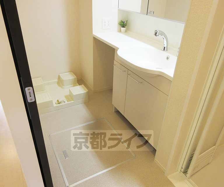 洗面設備　脱衣所も広々としています。