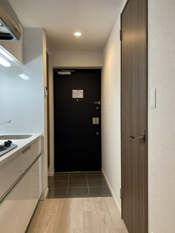 玄関　キッチンより玄関※同タイプ部屋の写真です。