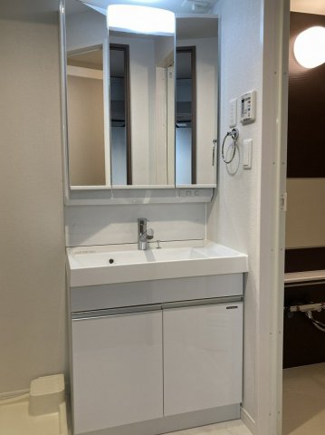 洗面設備　シャワー水栓付洗面台※同タイプ部屋の写真です。